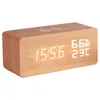 A digital alarm clock made of wood with a wireless charging pad on top. Produktbild-Vorschau