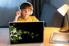 MuchoWow® Laptop Aufkleber Sticker Cover Ein kriechender Produktbild-Vorschau 3