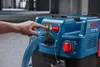 A person's hand is shown pressing a button on a blue and black Bosch wet/dry vacuum cleaner. Anteprima dell’immagine prodotto
