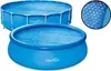 Two blue swimming pools with solar covers, one is an above-ground pool with a frame, and the other is an inflatable pool. A close-up of the bubble texture of the solar cover is shown in a circle. Anteprima dell’immagine prodotto
