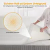 A person is holding a mattress topper over a mattress, with a close-up inset showing the anti-slip texture of the topper's underside. Produktbild-Vorschau