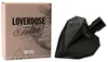 Herzförmiger Flakon des Parfums Diesel Loverdose Tattoo neben rosafarbener Verpackung mit floralem Muster und schwarzer Schrift. Náhled obrázku produktu