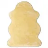 A single, light-colored sheepskin rug is shown against a white background. Produktbild-Vorschau