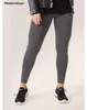 Person trägt dunkelgraue Leggings, ein schwarzes T-Shirt, eine schwarze Lederjacke und schwarz-weiße Sneakers Produktbild-Vorschau