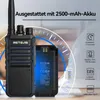 A Retevis walkie-talkie and its battery are shown with feature callouts. Voir les images du produit