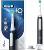 A product shot of an Oral-B electric toothbrush and its packaging. Voir les images du produit
