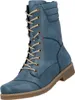 Auf dem Bild ist ein blauer Stiefel zu sehen der in einem hellen Licht dargestellt wird. Der Stiefel ist von der linken Seite abgebildet und zeigt seine Form sowie die Details des Designs. Produktbild-Vorschau