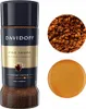 A jar of Davidoff Fine Aroma Instant Coffee is shown next to a close-up of instant coffee granules and a circular image of what appears to be a coffee biscuit or cookie. Voir les images du produit