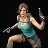 A statue of Lara Croft from Tomb Raider, holding two pistols. Anteprima dell’immagine prodotto