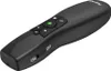 A black wireless laser presenter with buttons and a green laser light. Voir les images du produit
