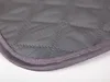 A close-up of the corner of a quilted dog mat. Voir les images du produit