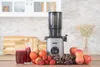 Der Unold Slow Juicer Sam steht auf einer Küchentheke, daneben Äpfel, Trauben, Tomaten und Erdbeeren Produktbild-Vorschau