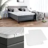 A collage showing a bed with a mattress protector and a close-up of the protector and two pads. Anteprima dell’immagine prodotto