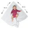 A baby is lying on a white muslin cloth, with arrows and measurements indicating the size of the cloth. Produktbild-Vorschau