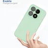A hand holding a light green smartphone case. Produktbild-Vorschau