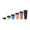 A line-up of reusable coffee cups in various sizes and colors, all with black lids, displayed against a white background. Voir les images du produit