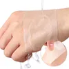 A close-up shot of a hand with a hydrocolloid blister plaster being applied, with water being poured over it to demonstrate its absorbency. Anteprima dell’immagine prodotto
