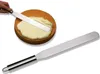 A hand is shown using a spatula to spread frosting on a cake layer. Another spatula is shown separately. Produktbild-Vorschau