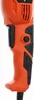 A close-up view of the handle and part of the body of an orange and black power tool. Voir les images du produit
