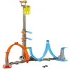 A Hot Wheels track set with loops and a launch tower, along with a small toy car. Anteprima dell’immagine prodotto