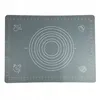 A grey silicone baking mat with circular guides and ruler markings. Podgląd zdjęcia produktu