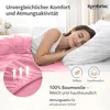 A woman sleeping peacefully in a bed with pink bedding, with text overlays highlighting product features. Produktbild-Vorschau