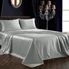 Graues Satin-Bettwäscheset auf einem Bett mit zwei Kissen, elegant drapiert in einem Schlafzimmer Produktbild-Vorschau
