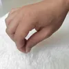 Hand berührt sanft weichen weißen Kunstfellstoff und zeigt seine Textur Náhled obrázku produktu