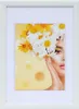 A woman wearing a crown of daisies and yellow flowers, with a yellow background. Produktbild-Vorschau
