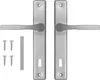 A pair of silver door handles with escutcheons, along with screws and a connecting bar, are laid out on a white background. Anteprima dell’immagine prodotto