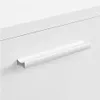 A close-up of a white cabinet door with a white handle. Anteprima dell’immagine prodotto
