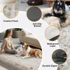 A woman and two dogs are on a large, plush dog bed in a living room setting. The image is overlaid with circular graphics highlighting product features. Anteprima dell’immagine prodotto