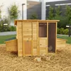 A wooden chicken coop with three chicks in front of it, set on a bed of straw in a backyard. Anteprima dell’immagine prodotto