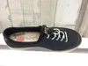 A single navy blue sneaker is shown from the side against a light wooden plank background. Produktbild-Vorschau