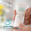 A person holding a tube of toothpaste with a smiley face drawn on the left. Produktbild-Vorschau