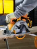 A person wearing gloves is using a DeWALT circular saw to cut a piece of wood. Produktbild-Vorschau