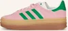 A side view of a pink Adidas Gazelle Bold W sneaker with green stripes and a gum sole. Produktbild-Vorschau