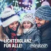 A family smiling in front of blurred Christmas lights. Anteprima dell’immagine prodotto