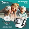 A family smiling in a kitchen, with a food processor and its parts displayed. Produktbild-Vorschau