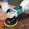 A person wearing white gloves is using a cordless angle grinder with a polishing pad on a textured surface. Voir les images du produit