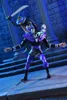 Two action figures are posed in a dynamic combat scene against a backdrop of stone architecture and blue lighting. Produktbild-Vorschau