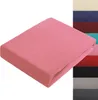 A pink fleece fitted sheet is folded and placed on a white background. To the right, a vertical strip displays swatches of various colors. Produktbild-Vorschau