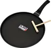 A black crepe pan with a wooden spreader on a white background. Produktbild-Vorschau