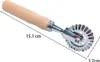A pasta cutter with a wooden handle and a fluted metal wheel is shown against a white background. Dimensions are indicated by lines and text. Produktbild-Vorschau
