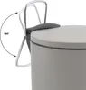 A close-up of a trash can lid with a handle mechanism. Anteprima dell’immagine prodotto