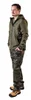 A man wearing a green jacket and camouflage pants, standing against a white background. Anteprima dell’immagine prodotto