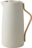 A sand-colored thermos jug with a wooden handle, isolated on a white background. Náhled obrázku produktu