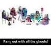 A group of Monster High dolls and accessories are arranged on a white background, with a black bar at the bottom containing text. Anteprima dell’immagine prodotto