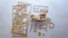 A wooden 3D puzzle of a motorcycle and its unassembled parts are laid out on a light-colored surface. Anteprima dell’immagine prodotto