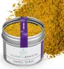 A tin of Chmeli Suneli spice is shown in front of a pile of the spice. Produktbild-Vorschau